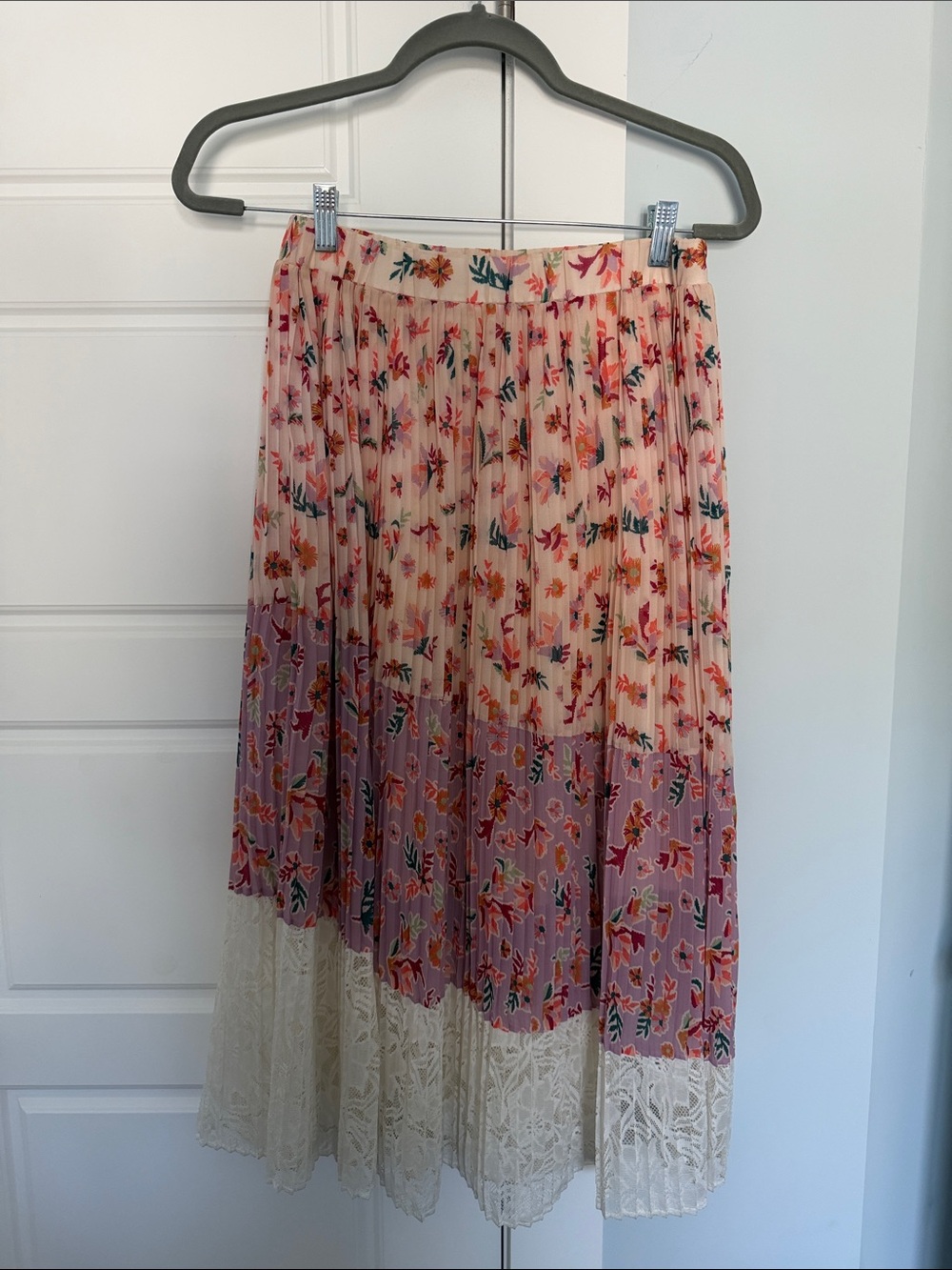 Laia (Anthropologie) Pleated Floral Midi Skirt with Lace Hem - Sz Small
